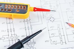 giallo tester per passo dopo passo voltaggio indicazione su il elettrico circuito. foto