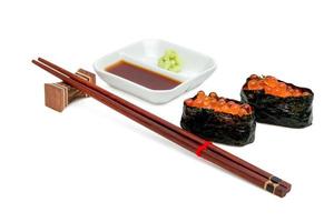 lanciato Sushi di salmone capriolo nigiri con giapponese wasabi salsa e di legno bastoncini isolato su bianca sfondo ,includere ritaglio sentiero foto