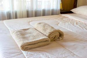 fresco Marrone asciugamani su letto foto