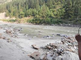 kashmir è il maggior parte bellissimo regione nel il mondo quale è famoso per suo verde valli, bellissimo alberi, alto montagne e fluente molle. foto