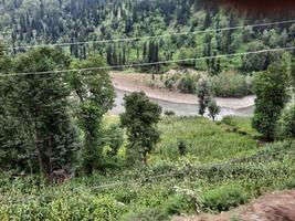 kashmir è il maggior parte bellissimo regione nel il mondo quale è famoso per suo verde valli, bellissimo alberi, alto montagne e fluente molle. foto