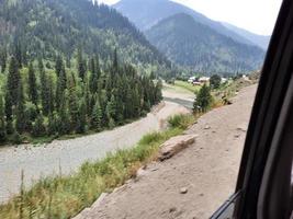 kashmir è il maggior parte bellissimo regione nel il mondo quale è famoso per suo verde valli, bellissimo alberi, alto montagne e fluente molle. foto