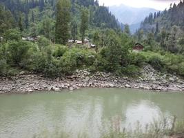 kashmir è il maggior parte bellissimo regione nel il mondo quale è famoso per suo verde valli, bellissimo alberi, alto montagne e fluente molle. foto