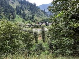 kashmir è il maggior parte bellissimo regione nel il mondo quale è famoso per suo verde valli, bellissimo alberi, alto montagne e fluente molle. foto