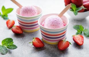 gelato alla fragola fatto in casa con fragole fresche foto