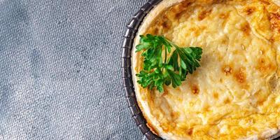 salato torta Riempimento fresco salutare pasto cibo merenda su il tavolo copia spazio cibo sfondo foto