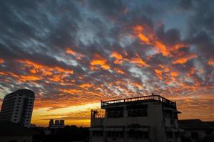 cielo rosso al mattino, durante l'alba foto