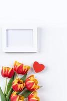 La madre di giorno sfondo, tulipano fiore mazzo - bellissimo rosso, giallo mazzo isolato su bianca tavolo, superiore Visualizza, piatto posizione, finto su design concetto. foto