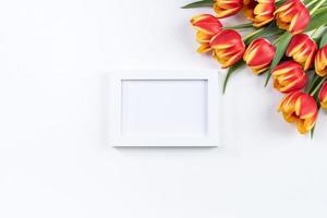 La madre di giorno sfondo, tulipano fiore mazzo - bellissimo rosso, giallo mazzo isolato su bianca tavolo, superiore Visualizza, piatto posizione, finto su design concetto. foto