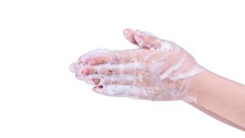 lavarsi le mani isolati su sfondo bianco. giovane donna asiatica che usa sapone liquido per lavarsi le mani, concetto di protezione del coronavirus pandemico, primo piano. foto