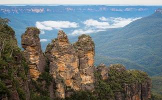 tre sorelle roccia formazione il spettacolare paesaggio di blu montagne nel nuovo Sud Galles, Australia. foto