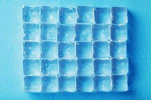 sfondo di ghiaccio cubi con gocce nel blu colore nel pieno schermo foto