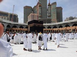 Mecca, Arabia arabia, ago 2022 - visitatori a partire dal tutti al di sopra di il mondo siamo l'esecuzione Tawaf nel il Masjid al-haram nel Mecca. foto