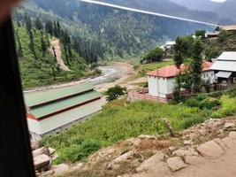 Kashmir, Pakistan, ago 2022 - kashmir è il maggior parte bellissimo regione nel il mondo quale è famoso per suo verde valli, bellissimo alberi, alto montagne e fluente molle. foto