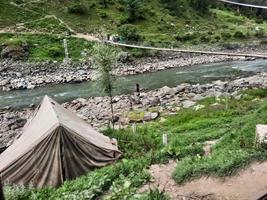 kashmir è il maggior parte bellissimo regione nel il mondo quale è famoso per suo verde valli, bellissimo alberi, alto montagne e fluente molle. foto