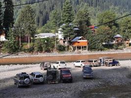 kashmir è il maggior parte bellissimo regione nel il mondo quale è famoso per suo verde valli, bellissimo alberi, alto montagne e fluente molle. foto