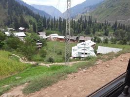 kashmir è il maggior parte bellissimo regione nel il mondo quale è famoso per suo verde valli, bellissimo alberi, alto montagne e fluente molle. foto