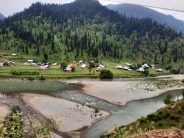 kashmir è il maggior parte bellissimo regione nel il mondo quale è famoso per suo verde valli, bellissimo alberi, alto montagne e fluente molle. foto