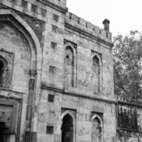 architettura mughal all'interno dei giardini di lodhi, delhi, india, si dice che la moschea del venerdì per la preghiera del venerdì, la moschea a tre cupole nel giardino di lodhi, sia la moschea del venerdì per la preghiera del venerdì, tomba del giardino di lodhi foto