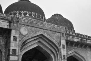 architettura mughal all'interno dei giardini di lodhi, delhi, india, si dice che la moschea del venerdì per la preghiera del venerdì, la moschea a tre cupole nel giardino di lodhi, sia la moschea del venerdì per la preghiera del venerdì, tomba del giardino di lodhi foto