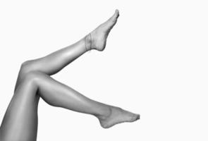 bellissimo liscio donna gambe dopo laser capelli rimozione su il colorato sfondo. trattamento, tecnologia concetto foto