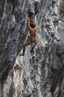 roccia scalatore si arrampica il roccia. foto