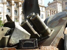 pesante militare attrezzatura distrutto nel battaglia foto