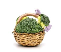 broccoli nel cestino isolato su bianca sfondo foto