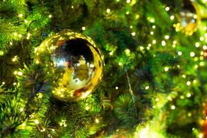 avvicinamento Natale albero e oro palla sospeso foto