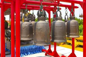 grande ottone campana nel tailandese tempio foto