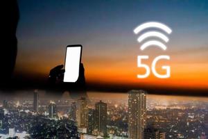 Rete connessione 5g senza fili e icona su città a il notte tempo sfondo. foto