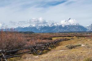 lontano Visualizza di il mille dollari teton montagna gamma foto