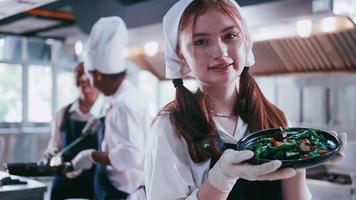 gruppo di studentesse avendo divertimento apprendimento per cucinare. femmina studenti nel un' cucinando classe. foto