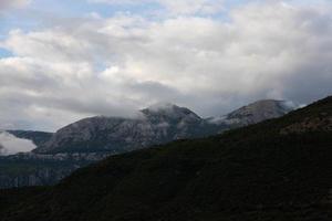 montagna paesaggio su un' soleggiato giorno. montenegro, dinarico Alpi, Visualizza di il picchi di montare lovcen. foto