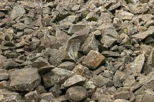 caduta massi, enorme pietre sbriciolato come un' risultato di un terremoto nel un' sismico zona. sfondo, sfondo. foto
