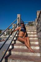 contento caucasico bellissimo donna in posa su il riva di il Adriatico mare. bella sexy moda modello. montenegro, tivare. foto