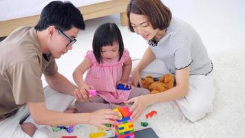 contento famiglia con madre, padre e Disabilitato figlia la spesa tempo insieme a casa. foto