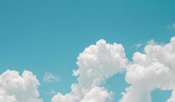 estate blu cielo nube pendenza leggero bianca sfondo. foto