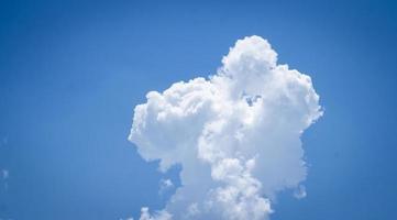 estate blu cielo nube pendenza leggero bianca sfondo. foto