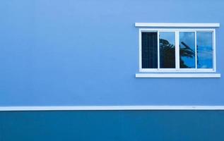 blu finestra con bianca persiane foto