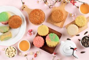 flatlay vario torta di luna, tutti e due tradizionale e gommoso mochi mooncake per medio autunno Festival foto