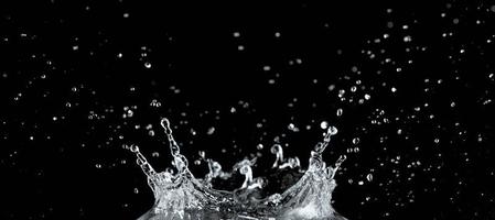 acqua spruzzo e gocce isolato su nero sfondo. foto