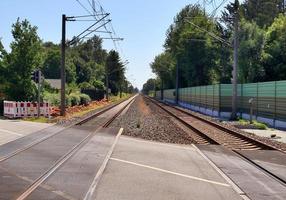 multiplo Ferrovia brani con incroci a un' ferrovia stazione nel un' prospettiva e uccelli Visualizza foto