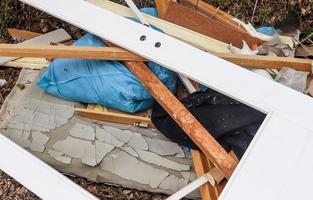 ambientale inquinamento trovato a un' strada dove qualcuno scaricati suo sciocchezze foto