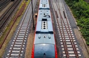 multiplo Ferrovia brani con incroci a un' ferrovia stazione nel un' prospettiva e uccelli Visualizza foto