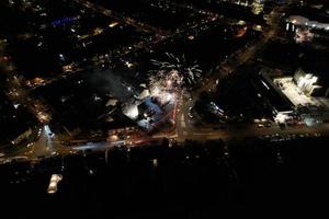 notte aereo Visualizza di illuminato Britannico città. di droni metraggio di luton cittadina di Inghilterra a notte foto