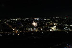 notte aereo Visualizza di illuminato Britannico città. di droni metraggio di luton cittadina di Inghilterra a notte foto