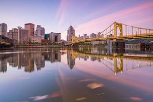 panorama del centro di Pittsburgh al crepuscolo foto