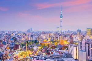 colpo panoramico dello skyline della città di tokyo foto
