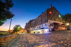 negozi e ristoranti a River Street nel centro di Savannah in Georgia foto